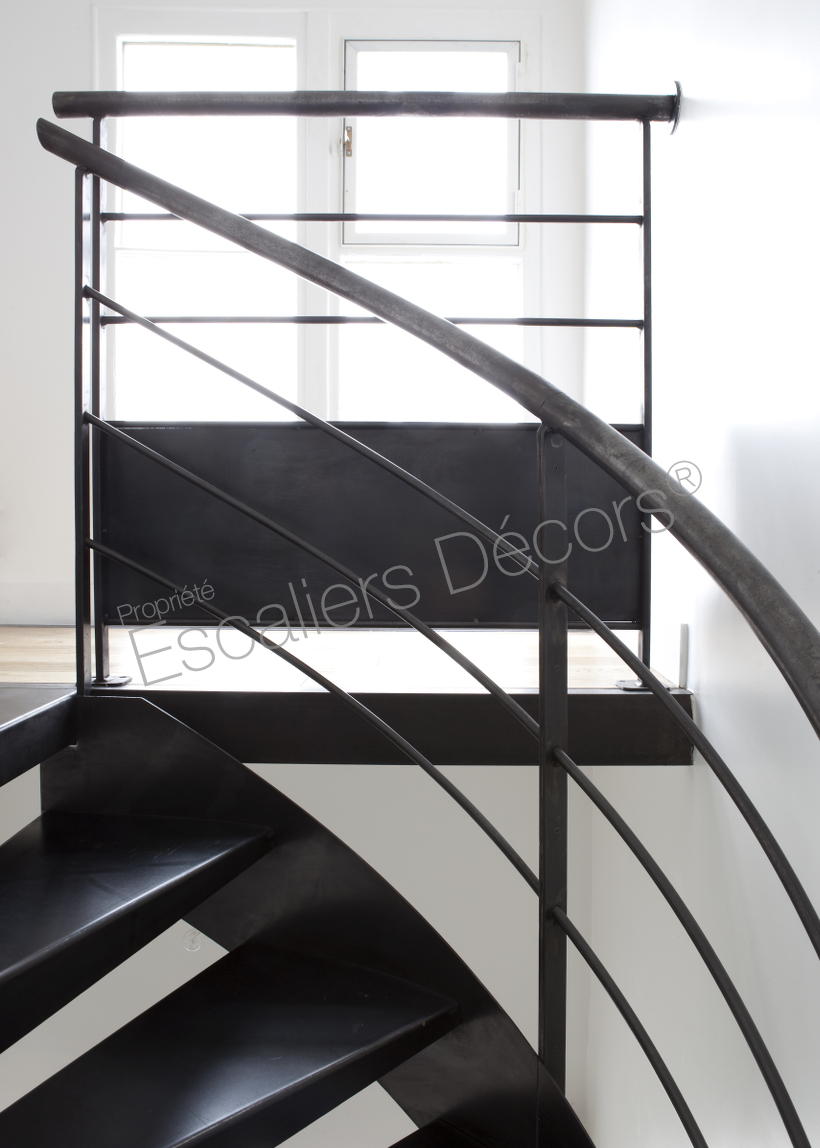 Photo SH25 - Gamme Initiale - SPIR'DÉCO® Contemporain avec limon. Escalier métallique hélicoïdal au design épuré et moderne pour une décoration industrielle. Vue 7